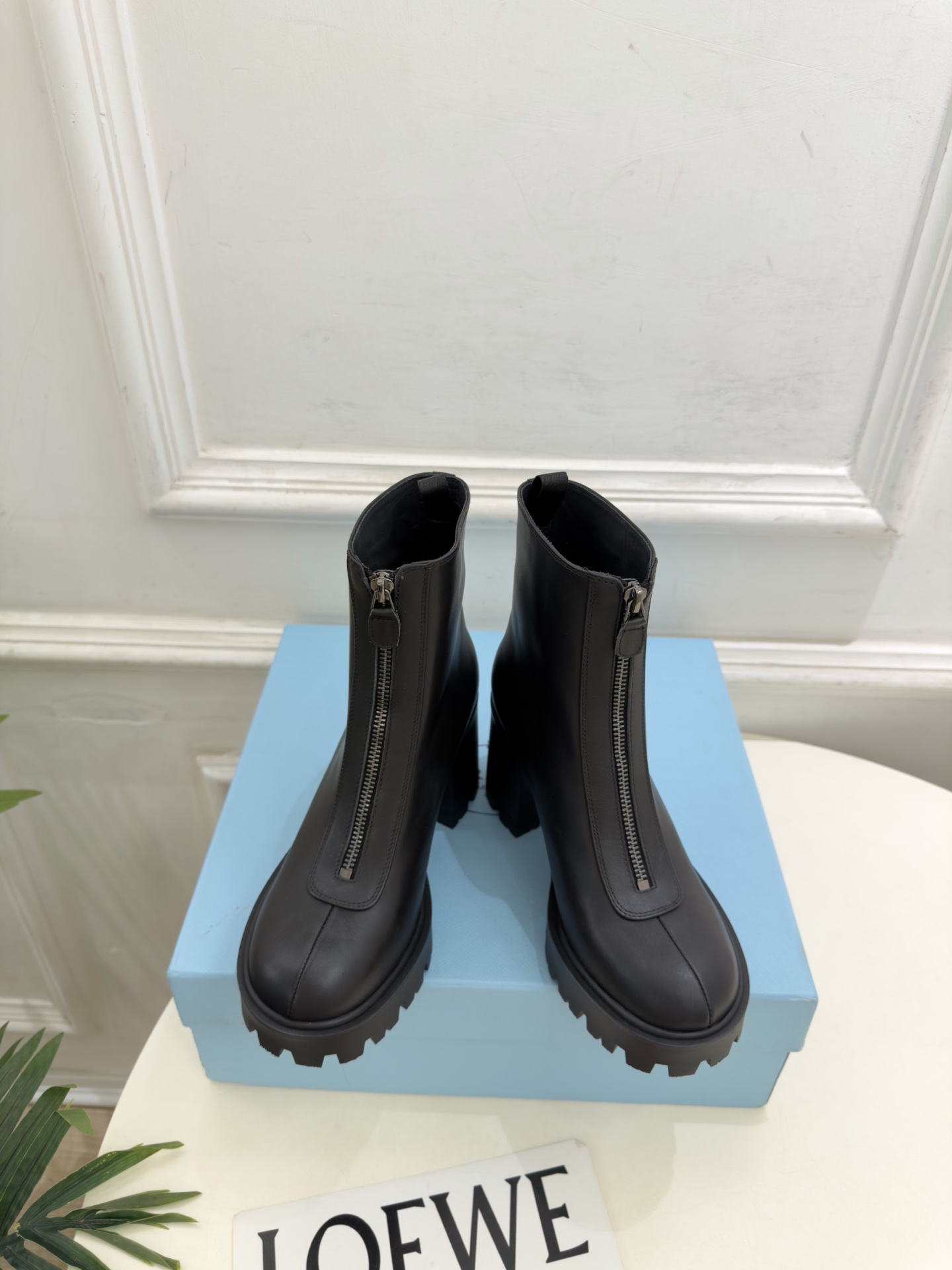 PRADA 普拉达  26𝐬𝐬  🌈2026秋冬新品 专柜走秀款 经典三角标前拉链厚底粗跟短靴 系列〰 ◽鞋面：原版高定