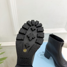 PRADA 普拉达 26𝐬𝐬 🌈2026秋冬新品 专柜走秀款 经典三角标前拉链厚底粗跟短靴 系列〰 ◽鞋面:原版高定 PRADA 普拉达 26𝐬𝐬 🌈2026秋冬新品 专柜走秀款 经典三角标前拉链厚底粗跟短靴 系列〰 ◽鞋面:原版高定