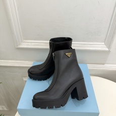 PRADA 普拉达 26𝐬𝐬 🌈2026秋冬新品 专柜走秀款 经典三角标前拉链厚底粗跟短靴 系列〰 ◽鞋面:原版高定 PRADA 普拉达 26𝐬𝐬 🌈2026秋冬新品 专柜走秀款 经典三角标前拉链厚底粗跟短靴 系列〰 ◽鞋面:原版高定