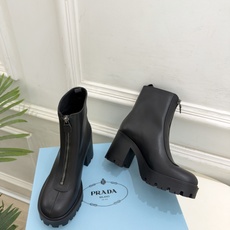 PRADA 普拉达 26𝐬𝐬 🌈2026秋冬新品 专柜走秀款 经典三角标前拉链厚底粗跟短靴 系列〰 ◽鞋面:原版高定 PRADA 普拉达 26𝐬𝐬 🌈2026秋冬新品 专柜走秀款 经典三角标前拉链厚底粗跟短靴 系列〰 ◽鞋面:原版高定