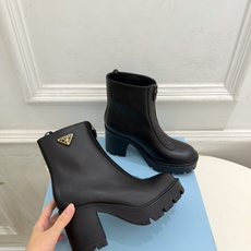 PRADA 普拉达 26𝐬𝐬 🌈2026秋冬新品 专柜走秀款 经典三角标前拉链厚底粗跟短靴 系列〰 ◽鞋面:原版高定 PRADA 普拉达 26𝐬𝐬 🌈2026秋冬新品 专柜走秀款 经典三角标前拉链厚底粗跟短靴 系列〰 ◽鞋面:原版高定