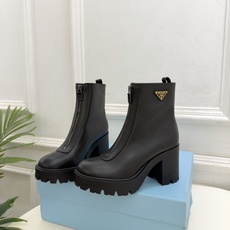 PRADA 普拉达 26𝐬𝐬 🌈2026秋冬新品 专柜走秀款 经典三角标前拉链厚底粗跟短靴 系列〰 ◽鞋面:原版高定 PRADA 普拉达 26𝐬𝐬 🌈2026秋冬新品 专柜走秀款 经典三角标前拉链厚底粗跟短靴 系列〰 ◽鞋面:原版高定