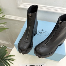 PRADA 普拉达 26𝐬𝐬 🌈2026秋冬新品 专柜走秀款 经典三角标前拉链厚底粗跟短靴 系列〰 ◽鞋面:原版高定 PRADA 普拉达 26𝐬𝐬 🌈2026秋冬新品 专柜走秀款 经典三角标前拉链厚底粗跟短靴 系列〰 ◽鞋面:原版高定