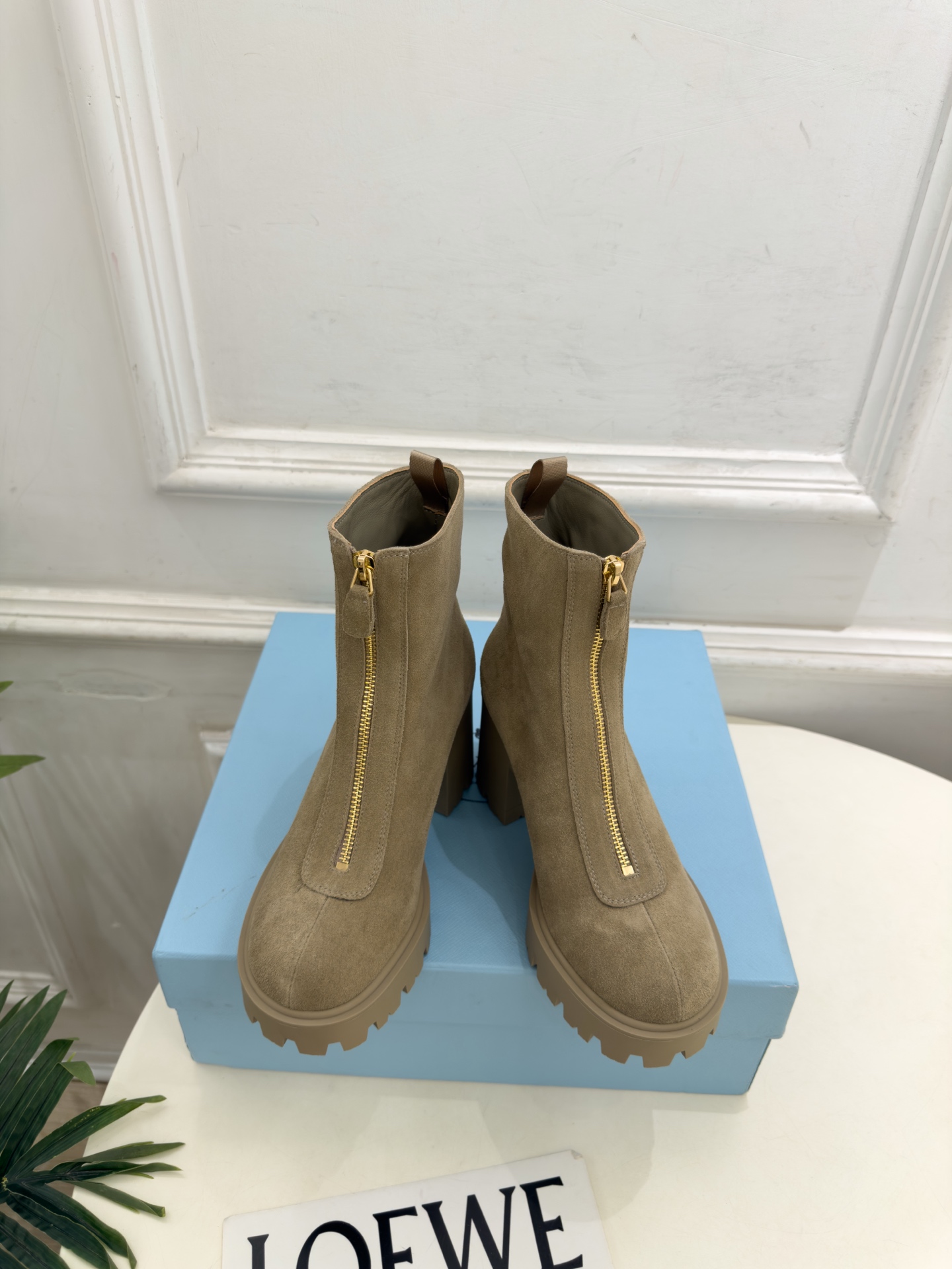 PRADA 普拉达  26𝐬𝐬  🌈2026秋冬新品 专柜走秀款 经典三角标前拉链厚底粗跟短靴 系列〰 ◽鞋面：原版高定