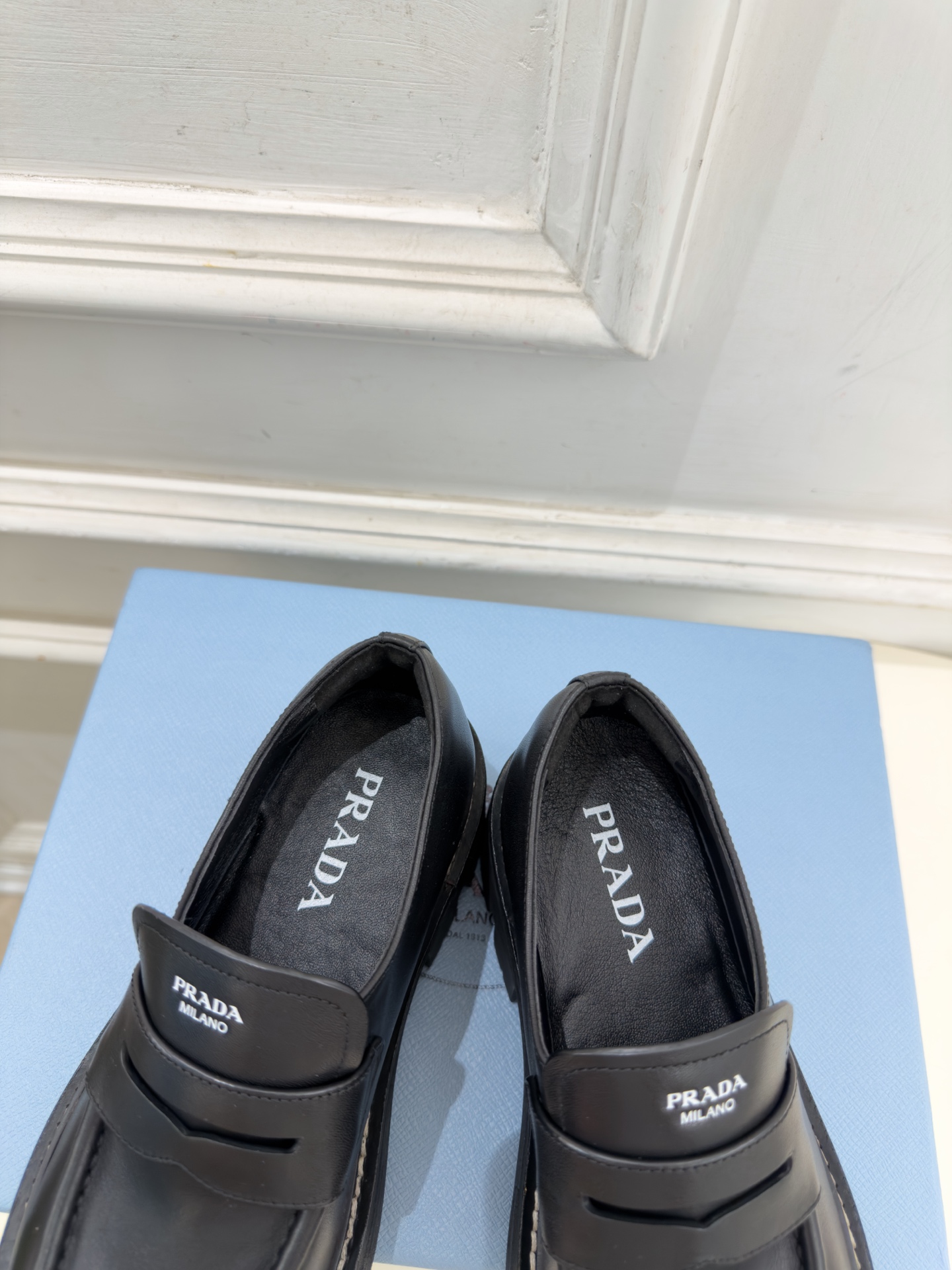 PRADA 普拉达  26𝐬𝐬  🌈2026新品 专柜走秀款 经典字母厚底乐福鞋 系列〰 ◽鞋面：原版高定制面料 ◽️ 