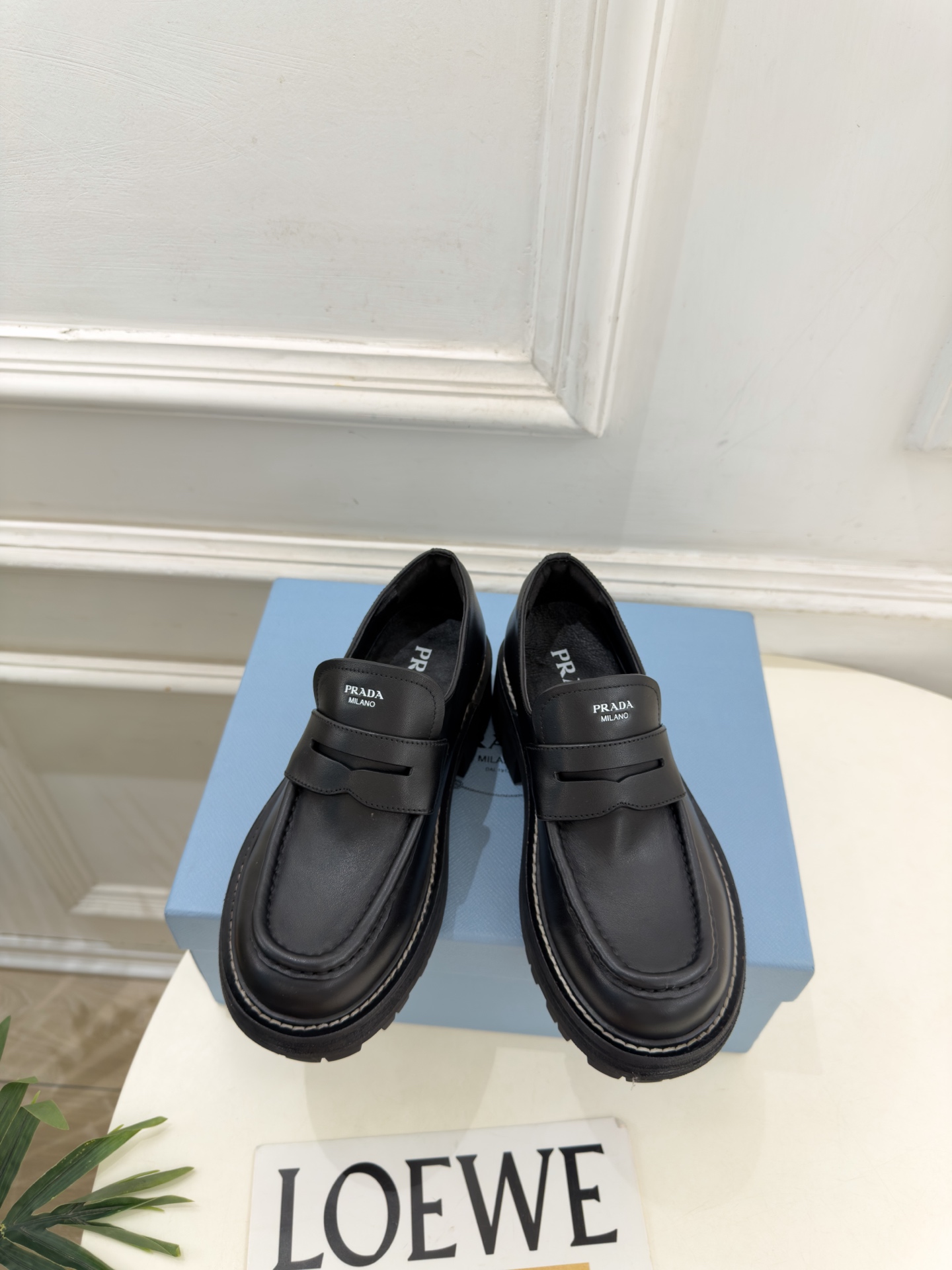 PRADA 普拉达  26𝐬𝐬  🌈2026新品 专柜走秀款 经典字母厚底乐福鞋 系列〰 ◽鞋面：原版高定制面料 ◽️ 