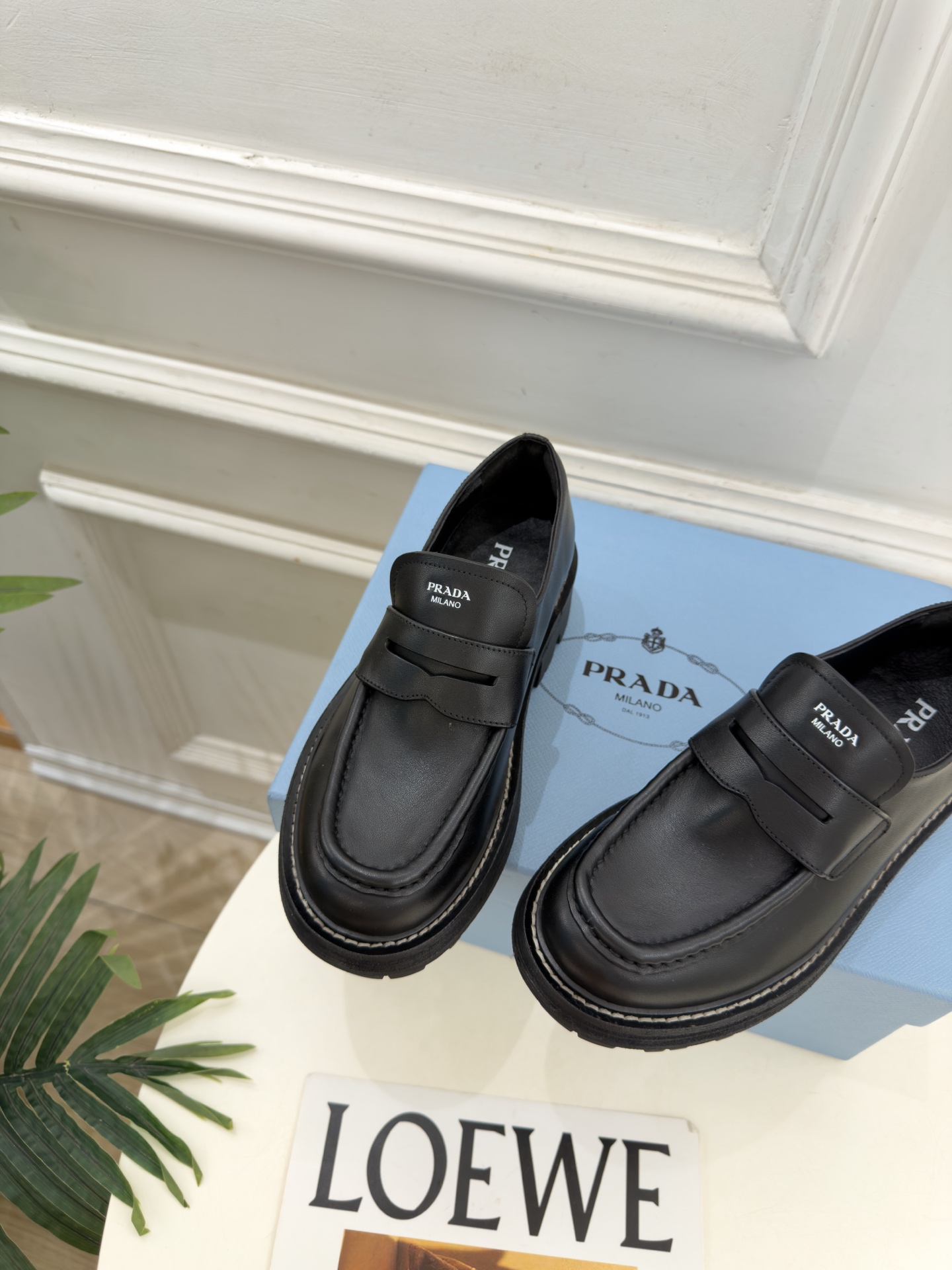 PRADA 普拉达  26𝐬𝐬  🌈2026新品 专柜走秀款 经典字母厚底乐福鞋 系列〰 ◽鞋面：原版高定制面料 ◽️ 