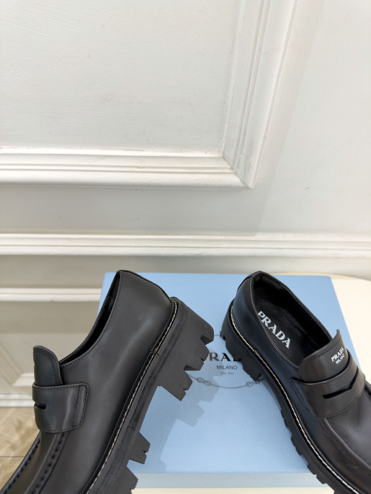 PRADA 普拉达  26𝐬𝐬  🌈2026新品 专柜走秀款 经典字母厚底乐福鞋 系列〰 ◽鞋面：原版高定制面料 ◽️ 