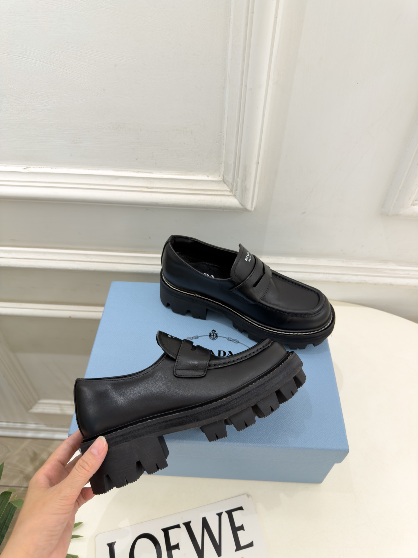 PRADA 普拉达  26𝐬𝐬  🌈2026新品 专柜走秀款 经典字母厚底乐福鞋 系列〰 ◽鞋面：原版高定制面料 ◽️ 