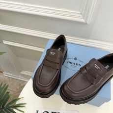 PRADA 普拉达 26𝐬𝐬 🌈2026新品 专柜走秀款 经典字母厚底乐福鞋 系列〰 ◽鞋面:原版高定制面料 ◽️ PRADA 普拉达 26𝐬𝐬 🌈2026新品 专柜走秀款 经典字母厚底乐福鞋 系列〰 ◽鞋面:原版高定制面料 ◽️