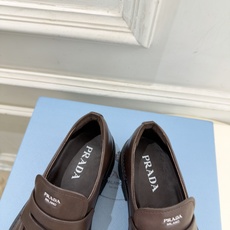 PRADA 普拉达 26𝐬𝐬 🌈2026新品 专柜走秀款 经典字母厚底乐福鞋 系列〰 ◽鞋面:原版高定制面料 ◽️ PRADA 普拉达 26𝐬𝐬 🌈2026新品 专柜走秀款 经典字母厚底乐福鞋 系列〰 ◽鞋面:原版高定制面料 ◽️