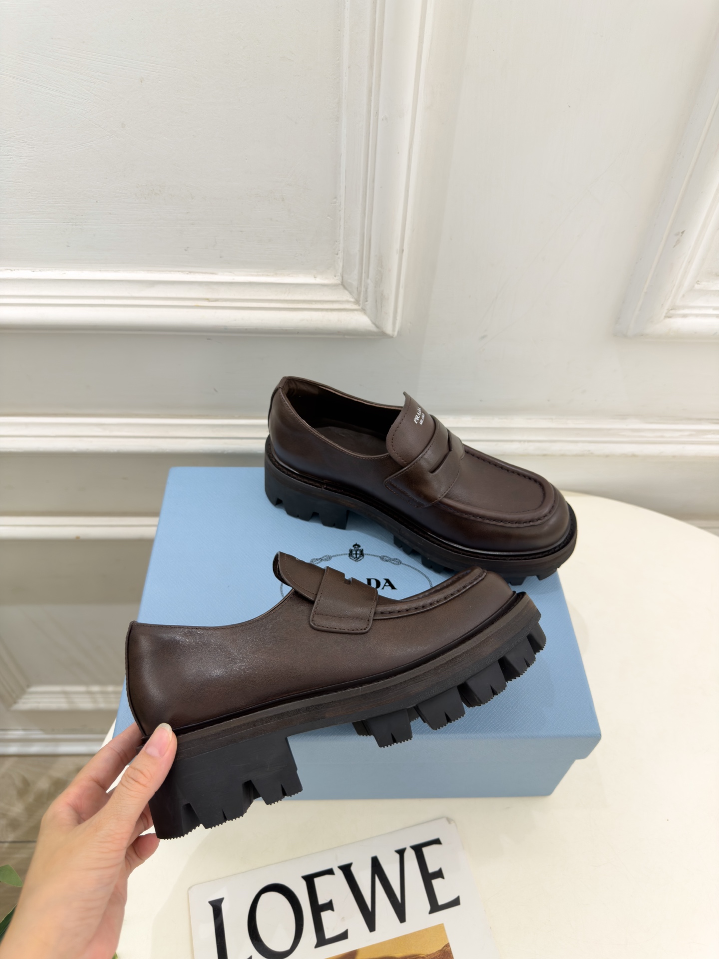 PRADA 普拉达 26𝐬𝐬 🌈2026新品 专柜走秀款 经典字母厚底乐福鞋 系列〰 ◽鞋面:原版高定制面料 ◽️ PRADA 普拉达 26𝐬𝐬 🌈2026新品 专柜走秀款 经典字母厚底乐福鞋 系列〰 ◽鞋面:原版高定制面料 ◽️