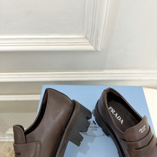 PRADA 普拉达 26𝐬𝐬 🌈2026新品 专柜走秀款 经典字母厚底乐福鞋 系列〰 ◽鞋面:原版高定制面料 ◽️ PRADA 普拉达 26𝐬𝐬 🌈2026新品 专柜走秀款 经典字母厚底乐福鞋 系列〰 ◽鞋面:原版高定制面料 ◽️