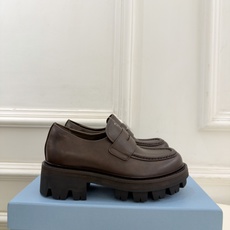 PRADA 普拉达 26𝐬𝐬 🌈2026新品 专柜走秀款 经典字母厚底乐福鞋 系列〰 ◽鞋面:原版高定制面料 ◽️ PRADA 普拉达 26𝐬𝐬 🌈2026新品 专柜走秀款 经典字母厚底乐福鞋 系列〰 ◽鞋面:原版高定制面料 ◽️