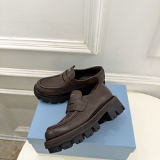 PRADA 普拉达 26𝐬𝐬 🌈2026新品 专柜走秀款 经典字母厚底乐福鞋 系列〰 ◽鞋面:原版高定制面料 ◽️ PRADA 普拉达 26𝐬𝐬 🌈2026新品 专柜走秀款 经典字母厚底乐福鞋 系列〰 ◽鞋面:原版高定制面料 ◽️