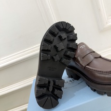 PRADA 普拉达 26𝐬𝐬 🌈2026新品 专柜走秀款 经典字母厚底乐福鞋 系列〰 ◽鞋面:原版高定制面料 ◽️ PRADA 普拉达 26𝐬𝐬 🌈2026新品 专柜走秀款 经典字母厚底乐福鞋 系列〰 ◽鞋面:原版高定制面料 ◽️