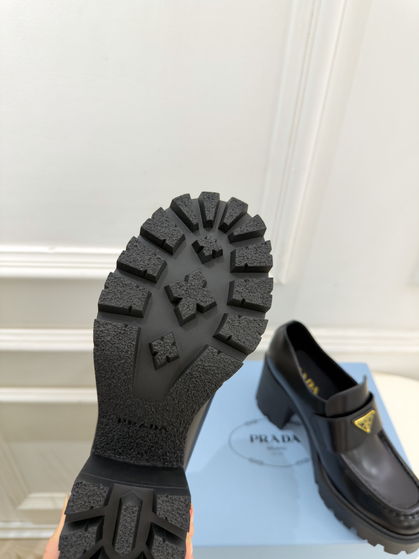 PRADA 普拉达 26𝐬𝐬 🌈2026新品 专柜走秀款 经典三角标粗跟乐福鞋 系列〰 ◽鞋面:原版高定制面料 ◽️ PRADA 普拉达 26𝐬𝐬 🌈2026新品 专柜走秀款 经典三角标粗跟乐福鞋 系列〰 ◽鞋面:原版高定制面料 ◽️