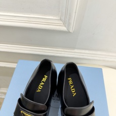 PRADA 普拉达 26𝐬𝐬 🌈2026新品 专柜走秀款 经典三角标粗跟乐福鞋 系列〰 ◽鞋面:原版高定制面料 ◽️ PRADA 普拉达 26𝐬𝐬 🌈2026新品 专柜走秀款 经典三角标粗跟乐福鞋 系列〰 ◽鞋面:原版高定制面料 ◽️