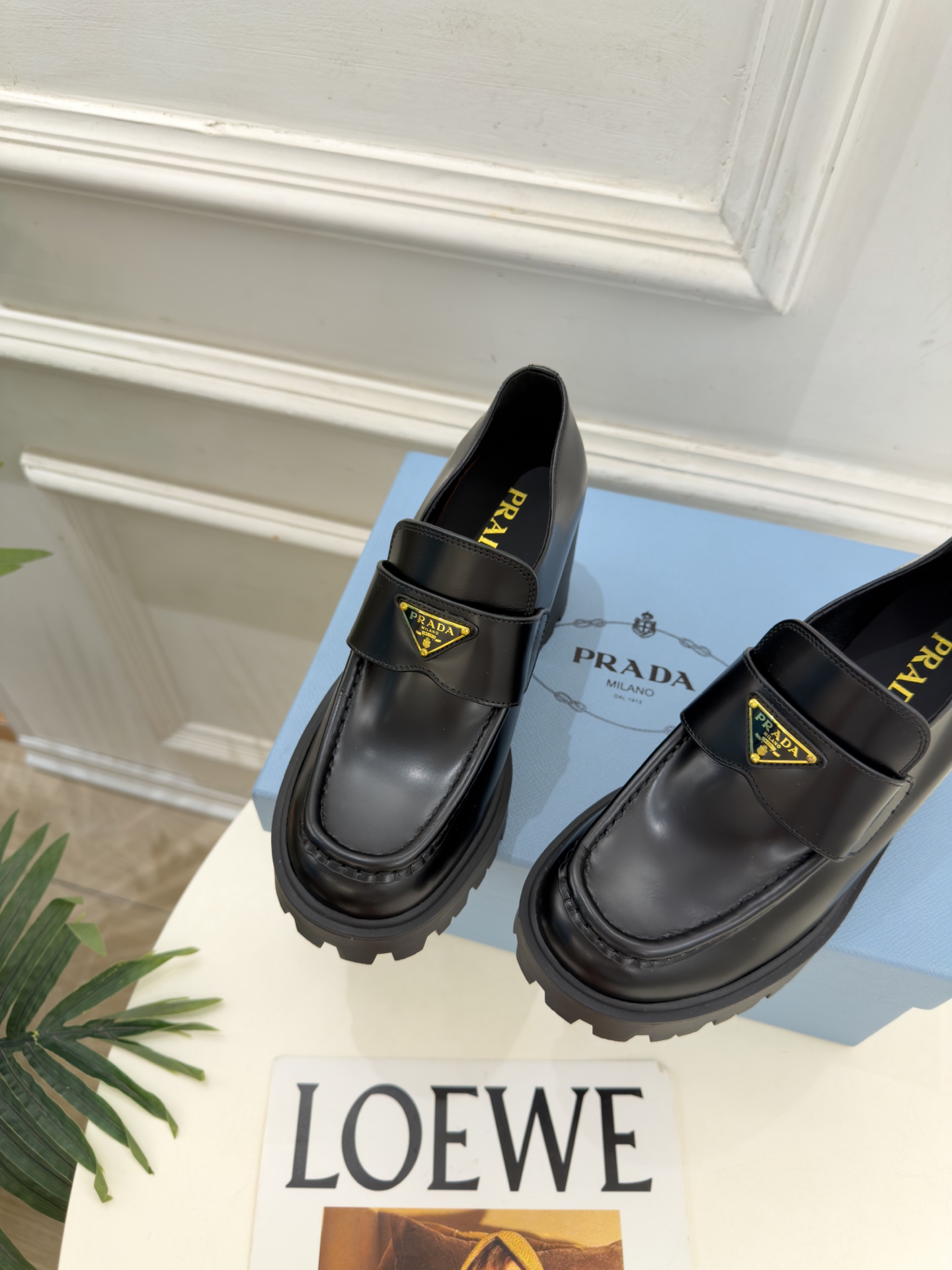 PRADA 普拉达 26𝐬𝐬 🌈2026新品 专柜走秀款 经典三角标粗跟乐福鞋 系列〰 ◽鞋面:原版高定制面料 ◽️ PRADA 普拉达 26𝐬𝐬 🌈2026新品 专柜走秀款 经典三角标粗跟乐福鞋 系列〰 ◽鞋面:原版高定制面料 ◽️