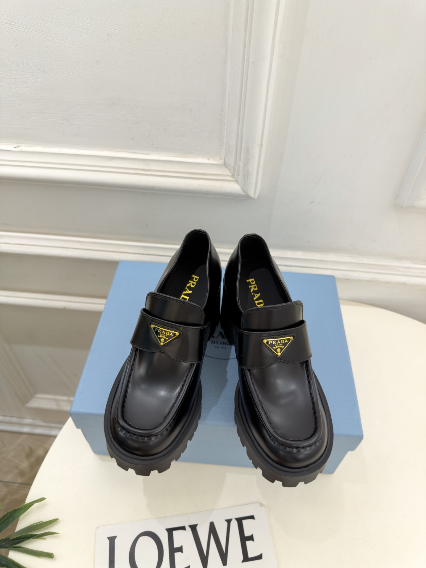 PRADA 普拉达  26𝐬𝐬  🌈2026新品 专柜走秀款 经典三角标粗跟乐福鞋 系列〰 ◽鞋面：原版高定制面料 ◽️