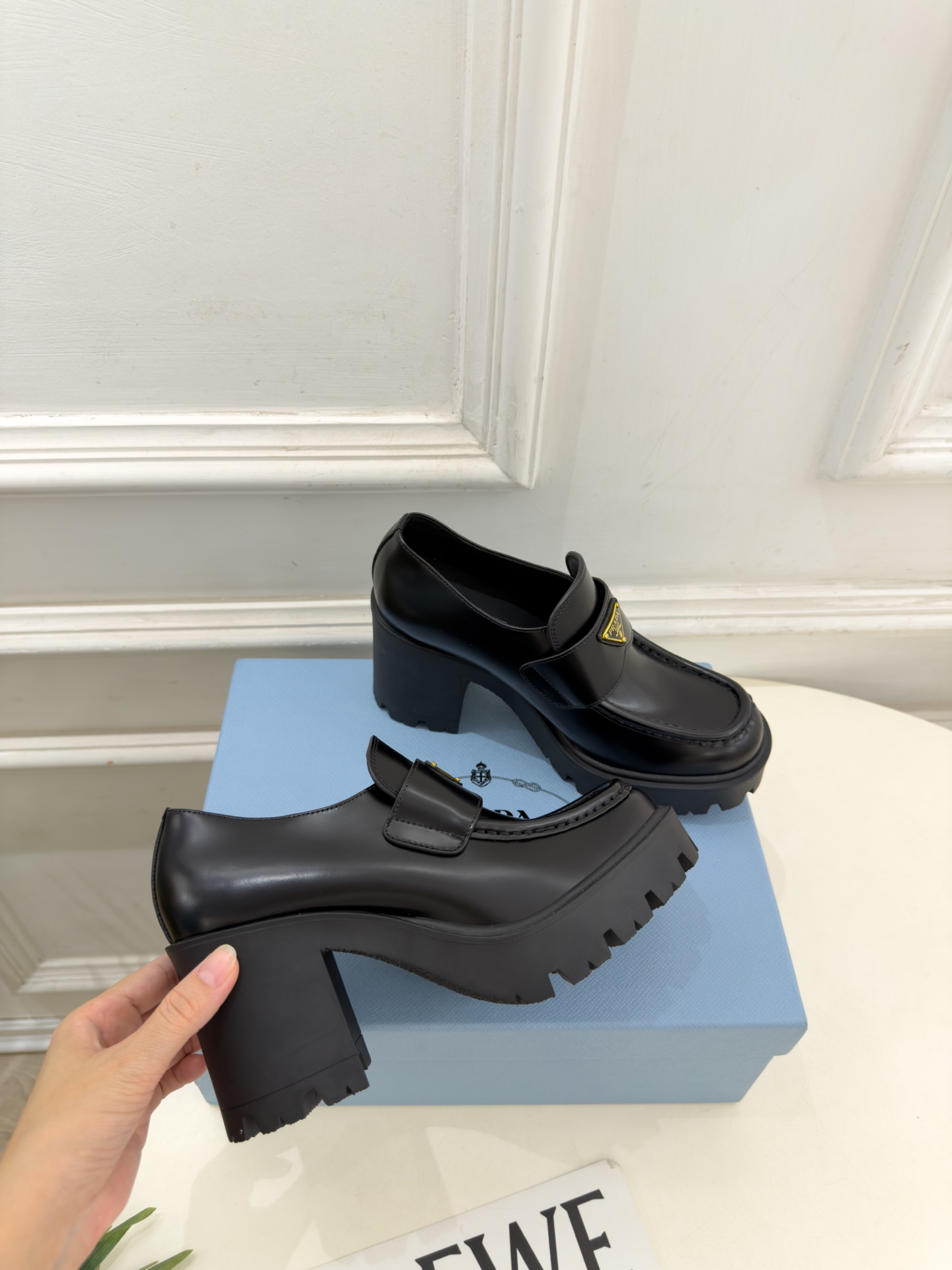 PRADA 普拉达 26𝐬𝐬 🌈2026新品 专柜走秀款 经典三角标粗跟乐福鞋 系列〰 ◽鞋面:原版高定制面料 ◽️ PRADA 普拉达 26𝐬𝐬 🌈2026新品 专柜走秀款 经典三角标粗跟乐福鞋 系列〰 ◽鞋面:原版高定制面料 ◽️