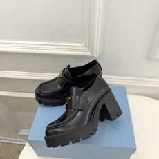 PRADA 普拉达 26𝐬𝐬 🌈2026新品 专柜走秀款 经典三角标粗跟乐福鞋 系列〰 ◽鞋面:原版高定制面料 ◽️ PRADA 普拉达 26𝐬𝐬 🌈2026新品 专柜走秀款 经典三角标粗跟乐福鞋 系列〰 ◽鞋面:原版高定制面料 ◽️