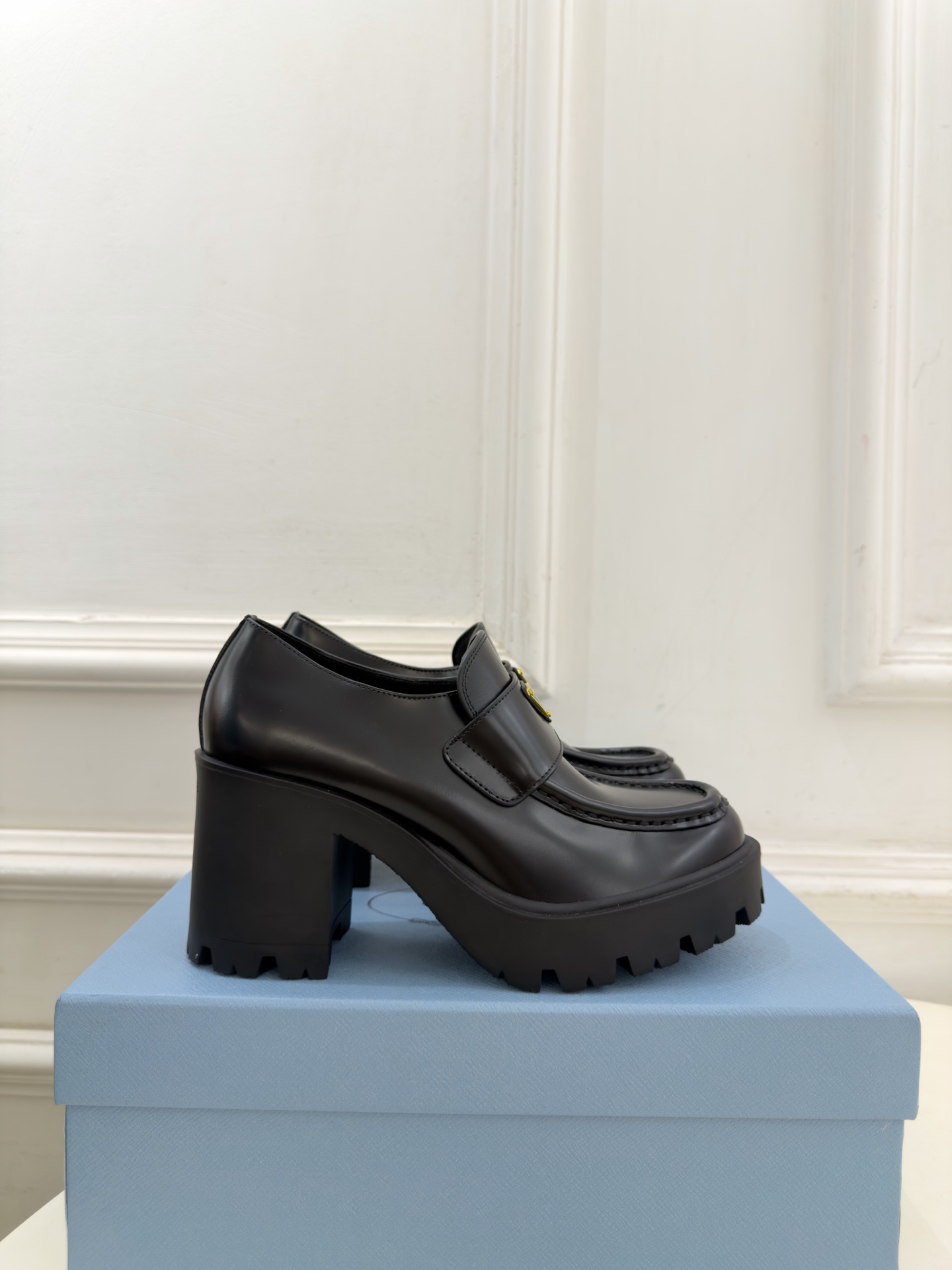 PRADA 普拉达 26𝐬𝐬 🌈2026新品 专柜走秀款 经典三角标粗跟乐福鞋 系列〰 ◽鞋面:原版高定制面料 ◽️ PRADA 普拉达 26𝐬𝐬 🌈2026新品 专柜走秀款 经典三角标粗跟乐福鞋 系列〰 ◽鞋面:原版高定制面料 ◽️