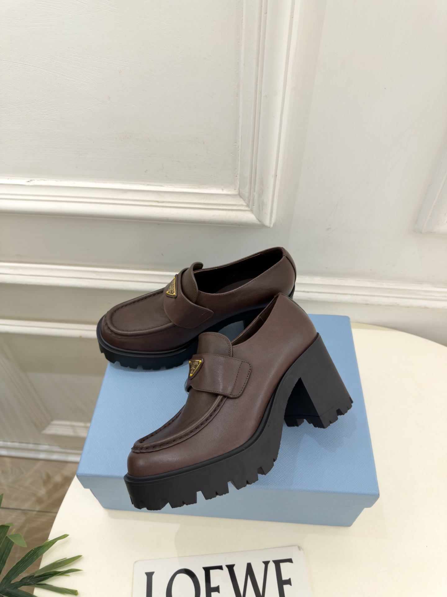 PRADA 普拉达  26𝐬𝐬  🌈2026新品 专柜走秀款 经典三角标粗跟乐福鞋 系列〰 ◽鞋面：原版高定制面料 ◽️