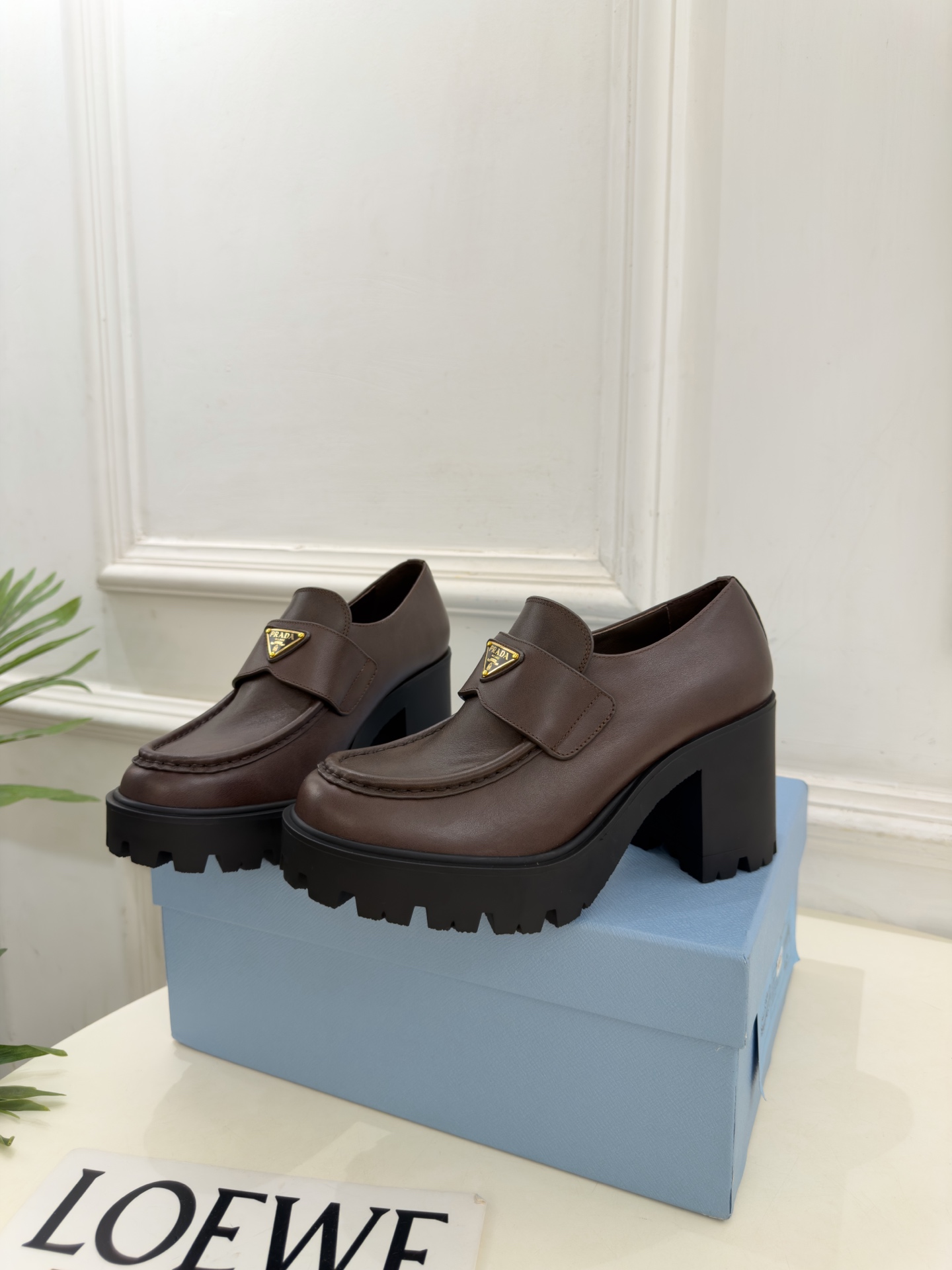 PRADA 普拉达  26𝐬𝐬  🌈2026新品 专柜走秀款 经典三角标粗跟乐福鞋 系列〰 ◽鞋面：原版高定制面料 ◽️