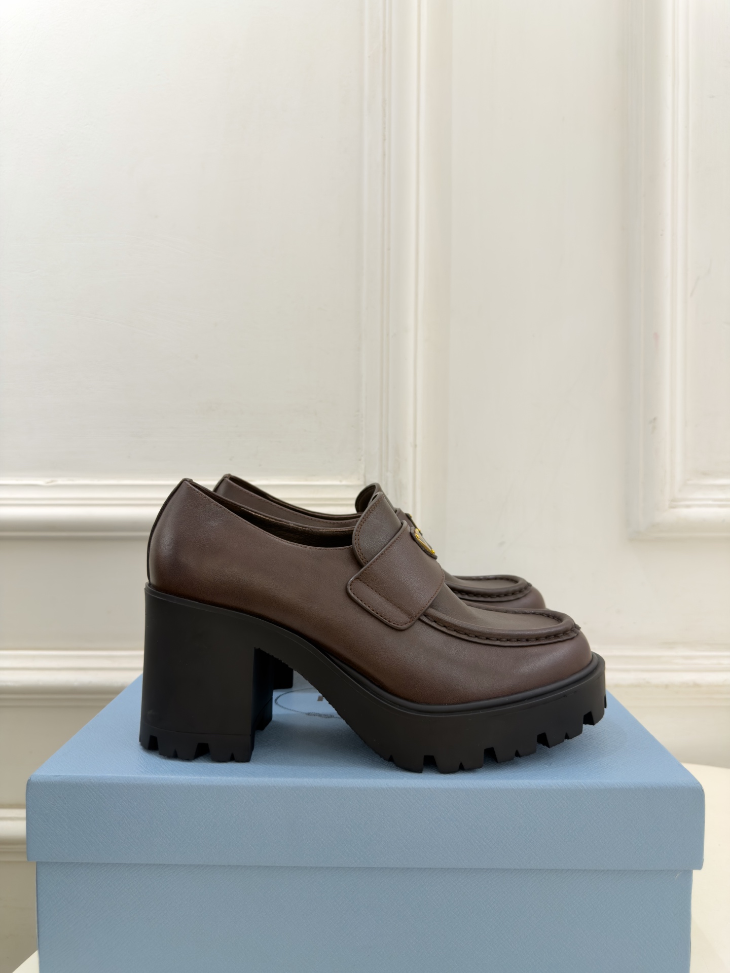PRADA 普拉达  26𝐬𝐬  🌈2026新品 专柜走秀款 经典三角标粗跟乐福鞋 系列〰 ◽鞋面：原版高定制面料 ◽️