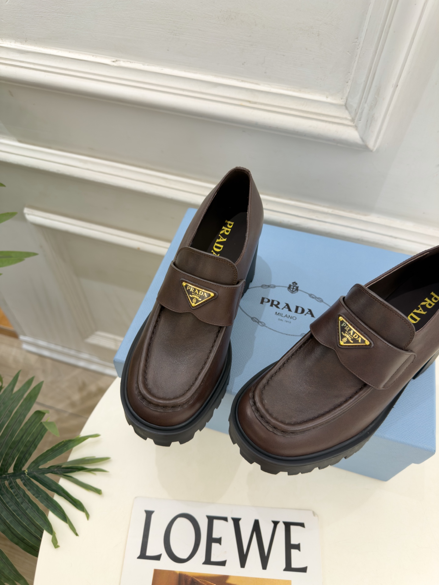PRADA 普拉达  26𝐬𝐬  🌈2026新品 专柜走秀款 经典三角标粗跟乐福鞋 系列〰 ◽鞋面：原版高定制面料 ◽️