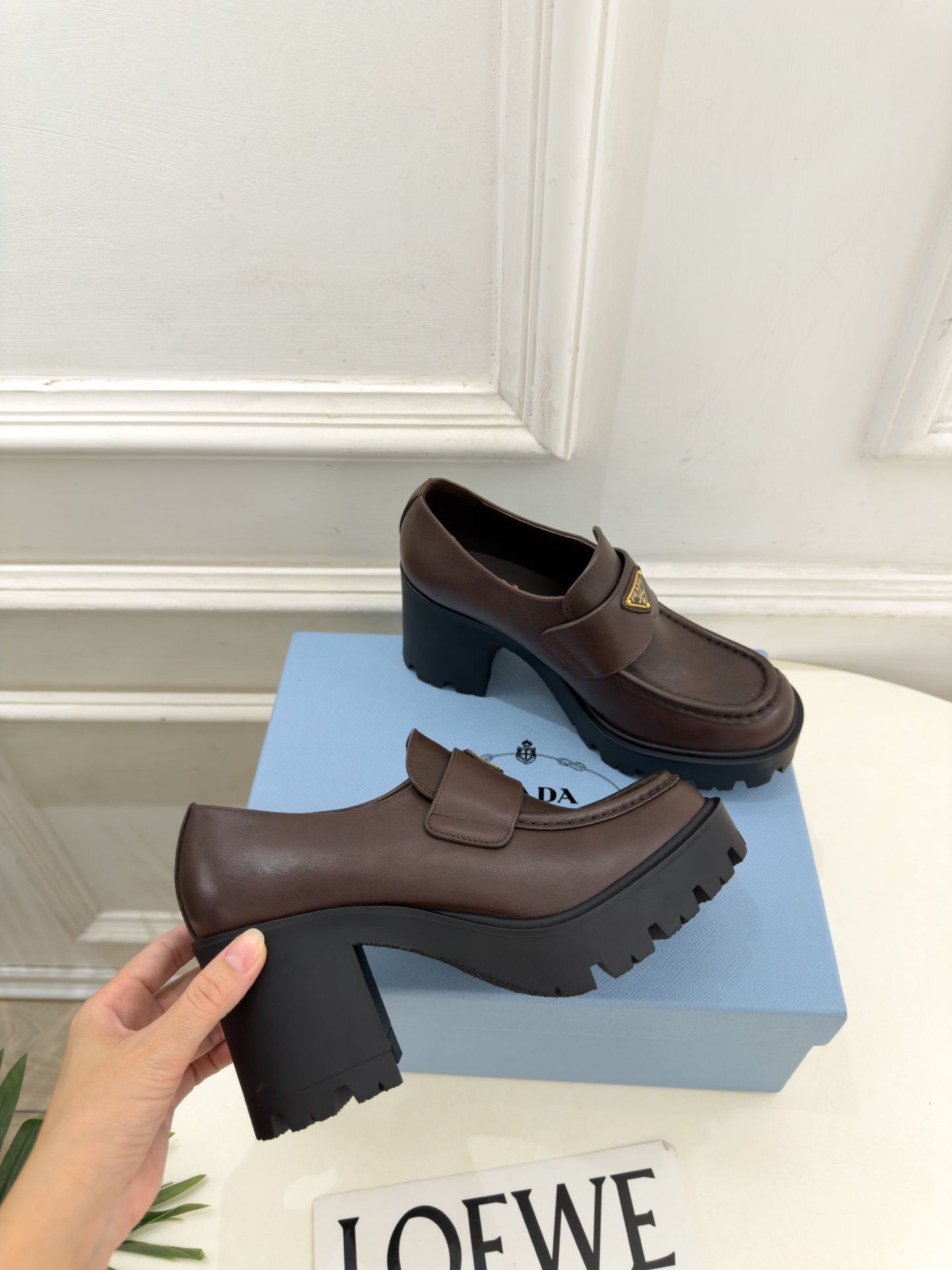 PRADA 普拉达  26𝐬𝐬  🌈2026新品 专柜走秀款 经典三角标粗跟乐福鞋 系列〰 ◽鞋面：原版高定制面料 ◽️