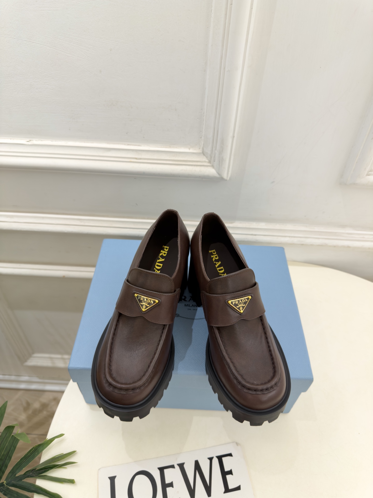 PRADA 普拉达  26𝐬𝐬  🌈2026新品 专柜走秀款 经典三角标粗跟乐福鞋 系列〰 ◽鞋面：原版高定制面料 ◽️