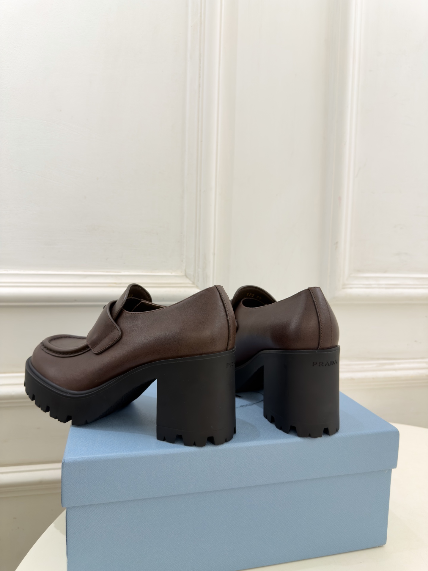 PRADA 普拉达  26𝐬𝐬  🌈2026新品 专柜走秀款 经典三角标粗跟乐福鞋 系列〰 ◽鞋面：原版高定制面料 ◽️
