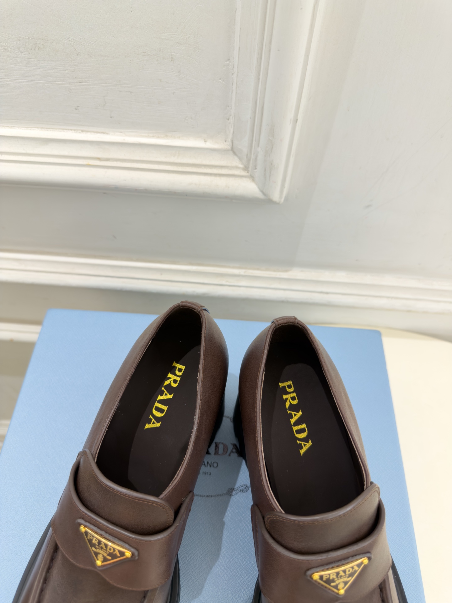 PRADA 普拉达  26𝐬𝐬  🌈2026新品 专柜走秀款 经典三角标粗跟乐福鞋 系列〰 ◽鞋面：原版高定制面料 ◽️