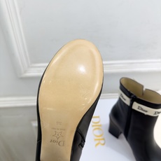 Dior | 迪奥 26𝐬𝐬 🧡💚2026秋冬新品 顶级版本⚠️ 专柜主打新款 J'Adior 字母饰带蝴蝶结粗跟 Dior | 迪奥 26𝐬𝐬 🧡💚2026秋冬新品 顶级版本⚠️ 专柜主打新款 J'Adior 字母饰带蝴蝶结粗跟