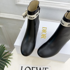 Dior | 迪奥 26𝐬𝐬 🧡💚2026秋冬新品 顶级版本⚠️ 专柜主打新款 J'Adior 字母饰带蝴蝶结粗跟 Dior | 迪奥 26𝐬𝐬 🧡💚2026秋冬新品 顶级版本⚠️ 专柜主打新款 J'Adior 字母饰带蝴蝶结粗跟