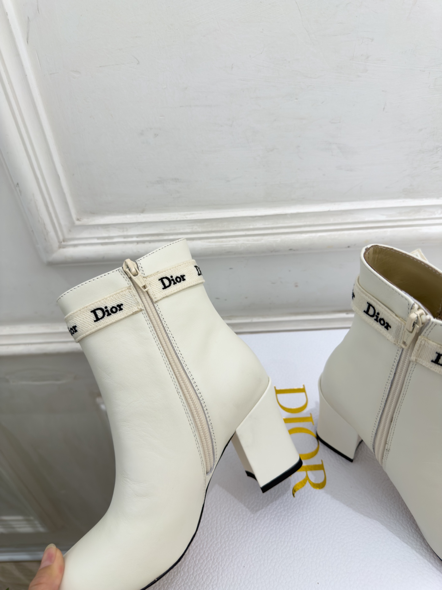 Dior | 迪奥 26𝐬𝐬 🧡💚2026秋冬新品 顶级版本⚠️ 专柜主打新款 J'Adior 字母饰带蝴蝶结粗跟 Dior | 迪奥 26𝐬𝐬 🧡💚2026秋冬新品 顶级版本⚠️ 专柜主打新款 J'Adior 字母饰带蝴蝶结粗跟