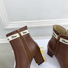 Dior | 迪奥 26𝐬𝐬 🧡💚2026秋冬新品 顶级版本⚠️ 专柜主打新款 J'Adior 字母饰带蝴蝶结粗跟 Dior | 迪奥 26𝐬𝐬 🧡💚2026秋冬新品 顶级版本⚠️ 专柜主打新款 J'Adior 字母饰带蝴蝶结粗跟