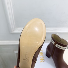 Dior | 迪奥 26𝐬𝐬 🧡💚2026秋冬新品 顶级版本⚠️ 专柜主打新款 J'Adior 字母饰带蝴蝶结粗跟 Dior | 迪奥 26𝐬𝐬 🧡💚2026秋冬新品 顶级版本⚠️ 专柜主打新款 J'Adior 字母饰带蝴蝶结粗跟