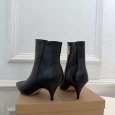Gianvito Rossi|吉安维托·罗西 26𝐬𝐬 2026秋冬新品 GR极简尖头侧拉链高跟短靴 火爆上新! 这鞋 Gianvito Rossi|吉安维托·罗西 26𝐬𝐬 2026秋冬新品 GR极简尖头侧拉链高跟短靴 火爆上新! 这鞋
