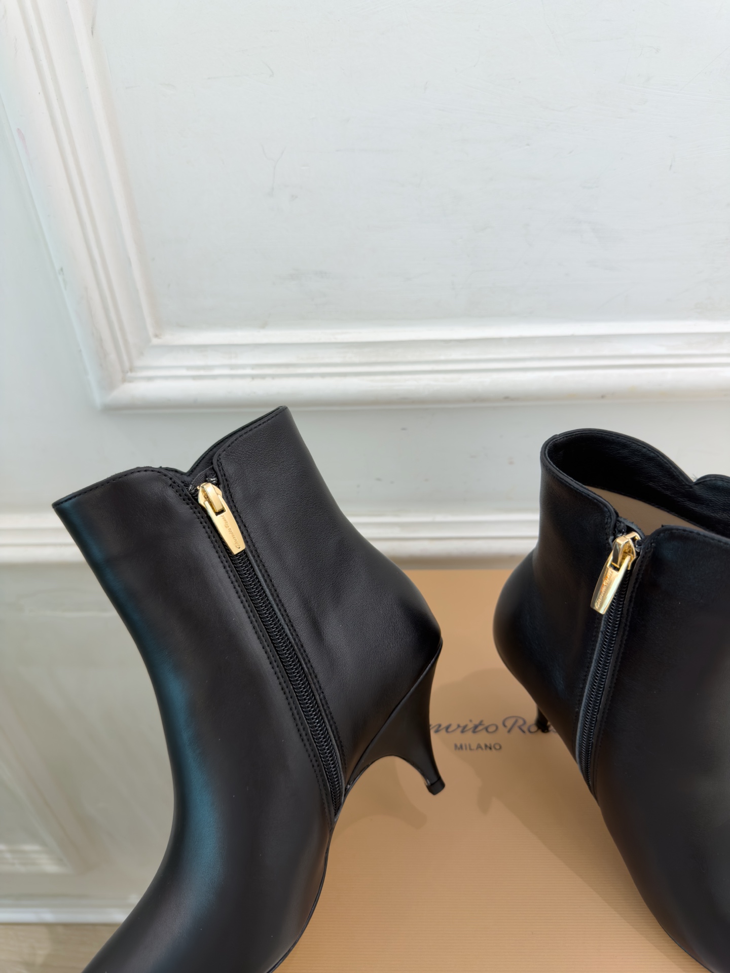 Gianvito Rossi|吉安维托·罗西 26𝐬𝐬 2026秋冬新品 GR极简尖头侧拉链高跟短靴 火爆上新! 这鞋 Gianvito Rossi|吉安维托·罗西 26𝐬𝐬 2026秋冬新品 GR极简尖头侧拉链高跟短靴 火爆上新! 这鞋