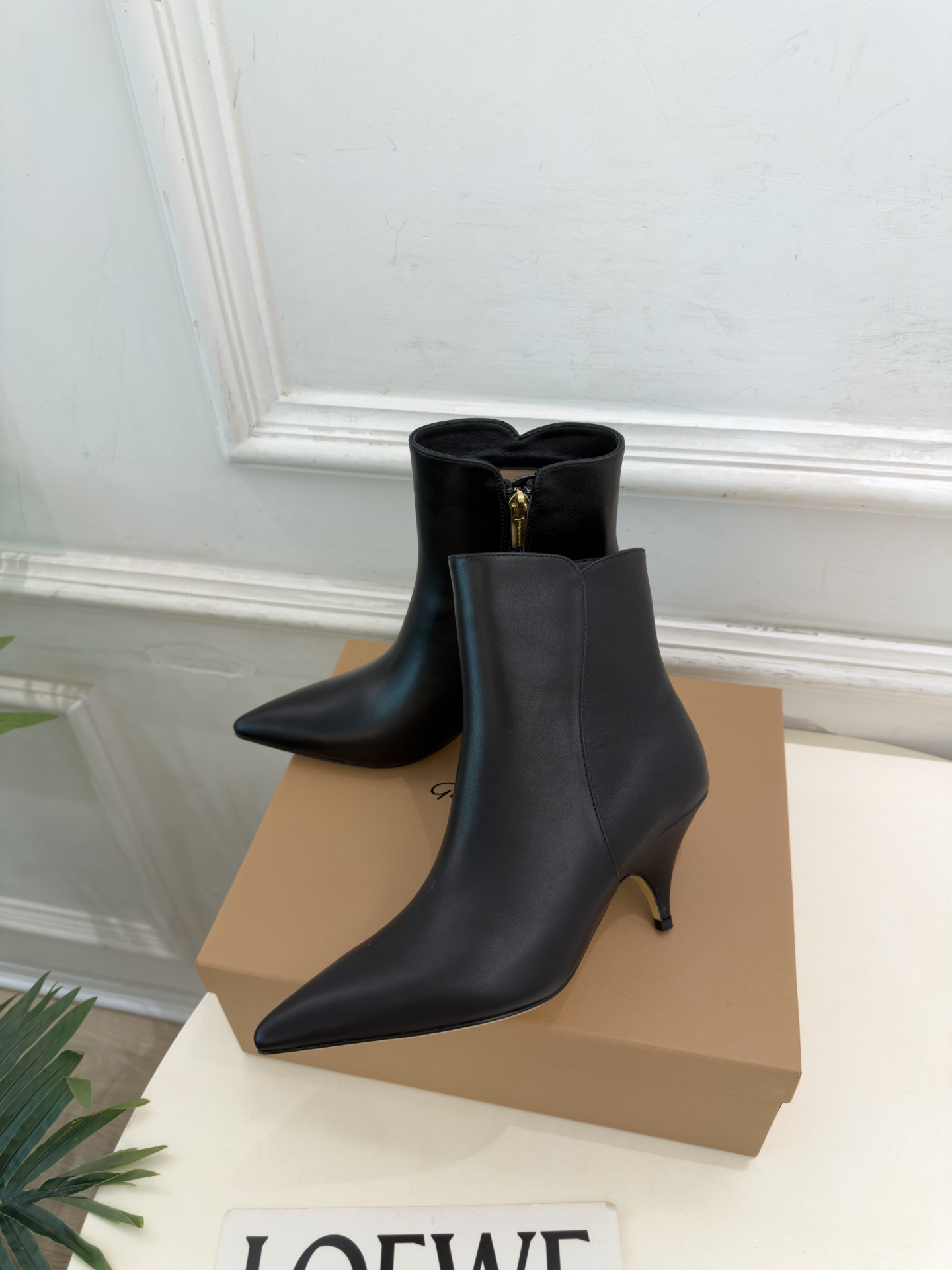 Gianvito Rossi|吉安维托·罗西 26𝐬𝐬 2026秋冬新品 GR极简尖头侧拉链高跟短靴 火爆上新! 这鞋 Gianvito Rossi|吉安维托·罗西 26𝐬𝐬 2026秋冬新品 GR极简尖头侧拉链高跟短靴 火爆上新! 这鞋