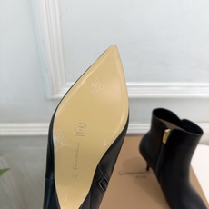 Gianvito Rossi|吉安维托·罗西 26𝐬𝐬 2026秋冬新品 GR极简尖头侧拉链高跟短靴 火爆上新! 这鞋 Gianvito Rossi|吉安维托·罗西 26𝐬𝐬 2026秋冬新品 GR极简尖头侧拉链高跟短靴 火爆上新! 这鞋