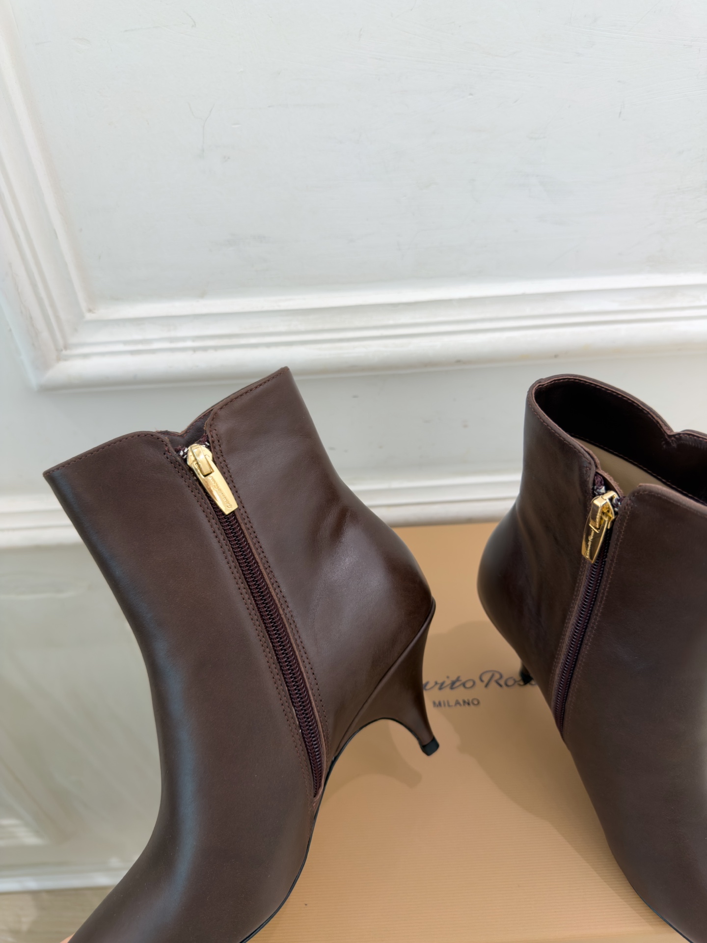 Gianvito Rossi｜吉安维托·罗西  26𝐬𝐬 2026秋冬新品 GR极简尖头侧拉链高跟短靴 火爆上新！ 这鞋