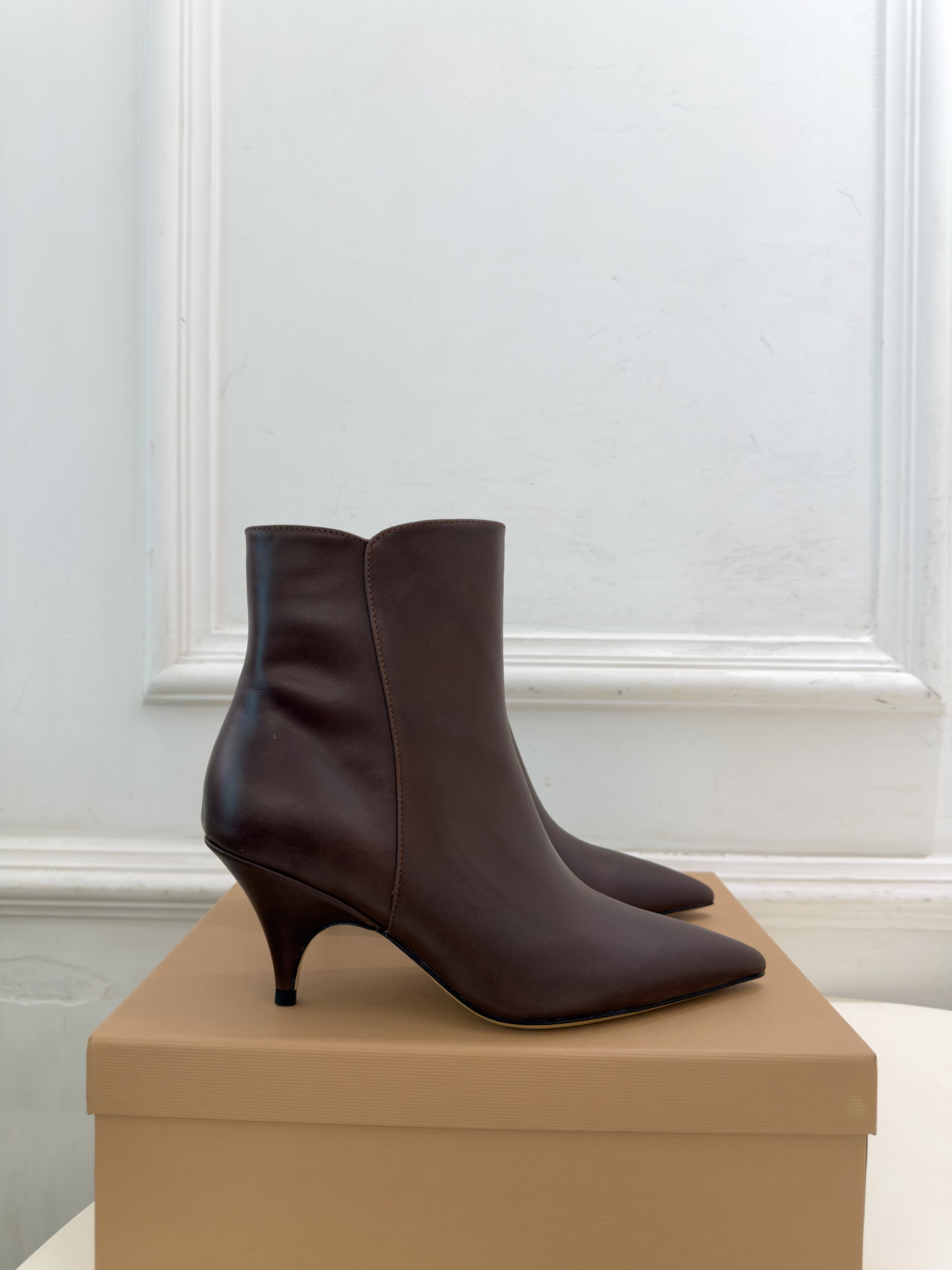 Gianvito Rossi｜吉安维托·罗西  26𝐬𝐬 2026秋冬新品 GR极简尖头侧拉链高跟短靴 火爆上新！ 这鞋