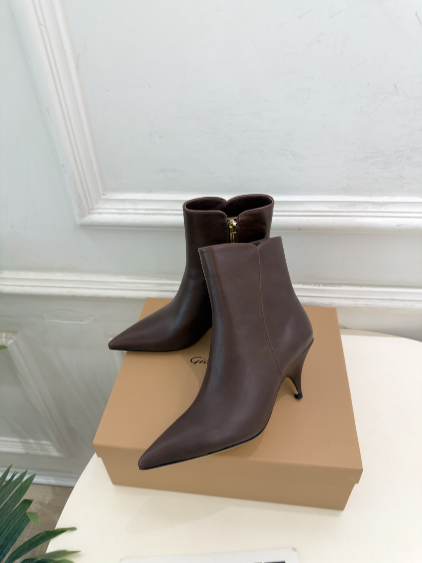 Gianvito Rossi｜吉安维托·罗西  26𝐬𝐬 2026秋冬新品 GR极简尖头侧拉链高跟短靴 火爆上新！ 这鞋