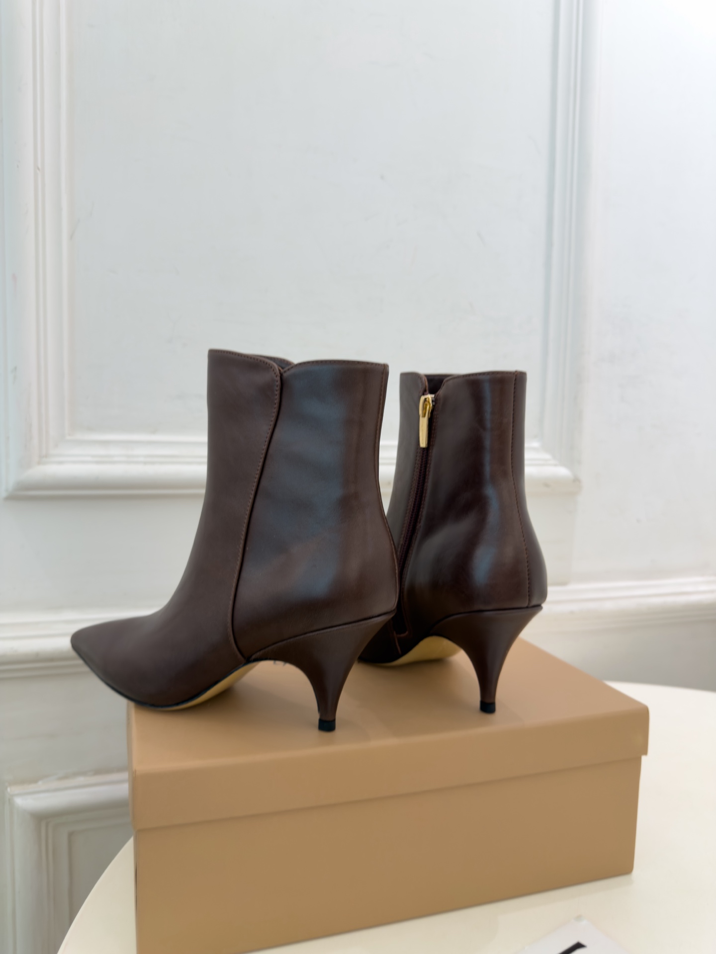Gianvito Rossi｜吉安维托·罗西  26𝐬𝐬 2026秋冬新品 GR极简尖头侧拉链高跟短靴 火爆上新！ 这鞋