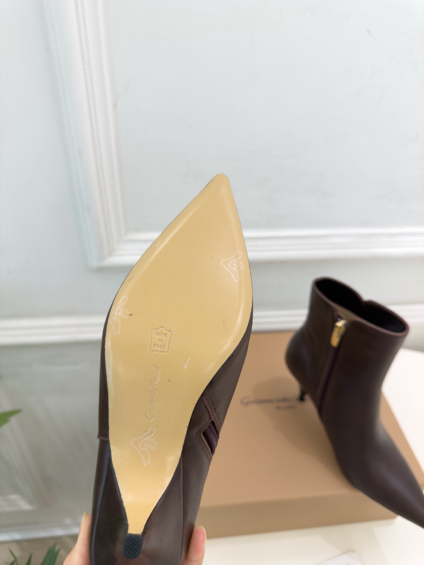 Gianvito Rossi｜吉安维托·罗西  26𝐬𝐬 2026秋冬新品 GR极简尖头侧拉链高跟短靴 火爆上新！ 这鞋