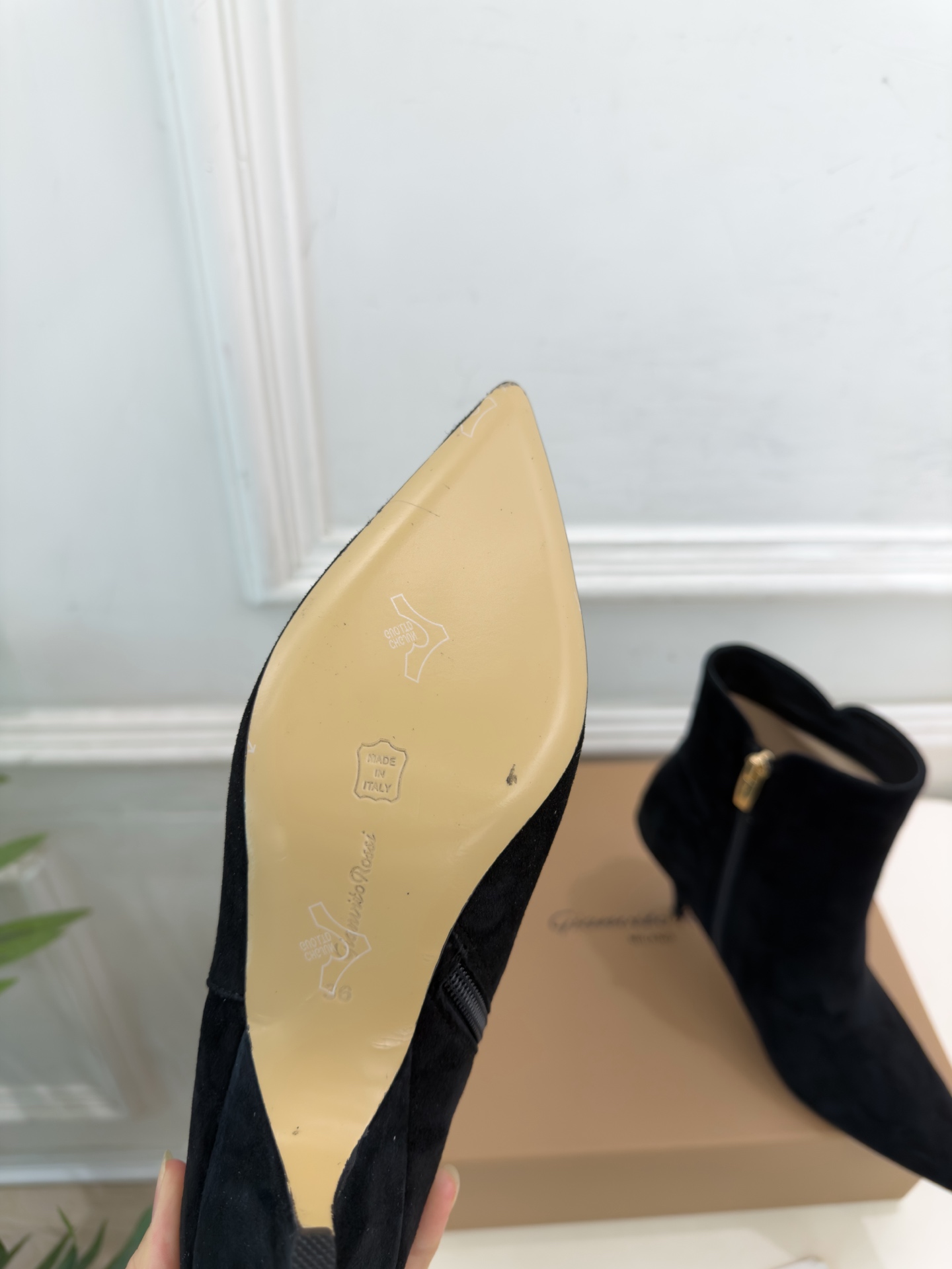 Gianvito Rossi|吉安维托·罗西 26𝐬𝐬 2026秋冬新品 GR极简尖头侧拉链高跟短靴 火爆上新! 这鞋 Gianvito Rossi|吉安维托·罗西 26𝐬𝐬 2026秋冬新品 GR极简尖头侧拉链高跟短靴 火爆上新! 这鞋